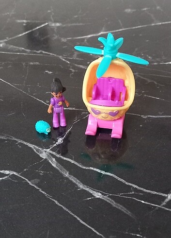 Polly Pocket oyuncak bebek ve aracı