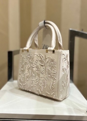 Zara Zara Nakışlı İnci Detaylı Beyaz Deri Kadın Çanta