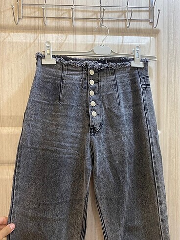 Düğme detaylı pantolon