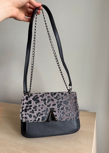 Gri Leopar Desenli Zincir Detaylı Çanta - Görsel 3