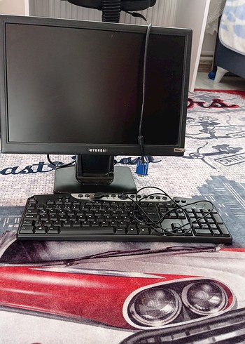 Hyundai sağlam çalışır monitör ve klavye