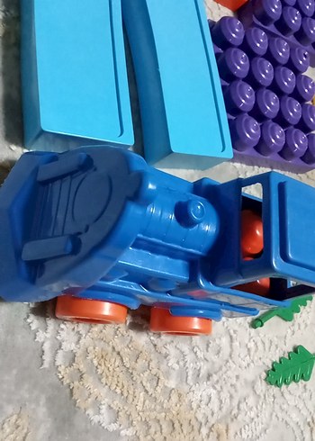 Renkli Lego Parçaları ve Tren Rayları - Görsel 6