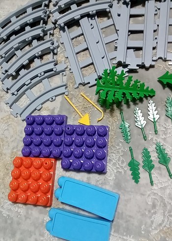 Renkli Lego Parçaları ve Tren Rayları - Görsel 2