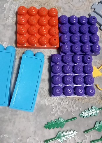 Renkli Lego Parçaları ve Tren Rayları - Görsel 5