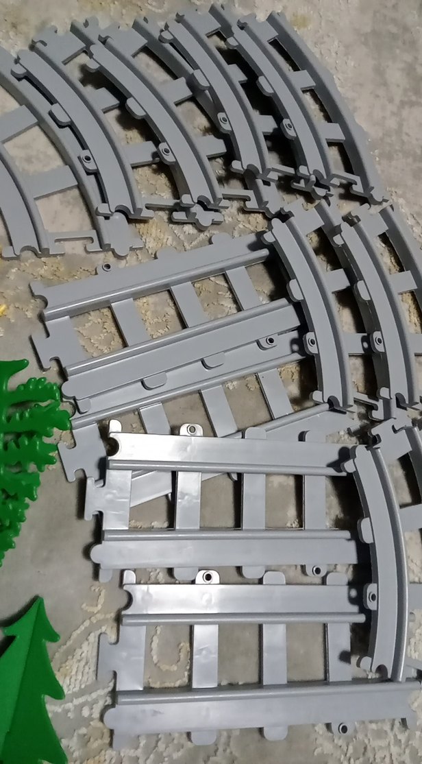 Renkli Lego Parçaları ve Tren Rayları - Görsel 3