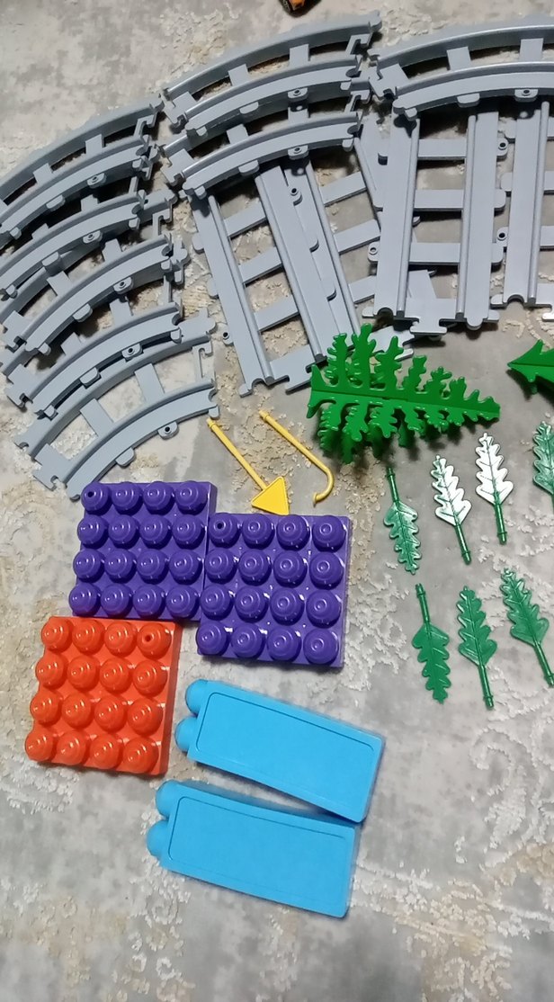 Renkli Lego Parçaları ve Tren Rayları - Görsel 2