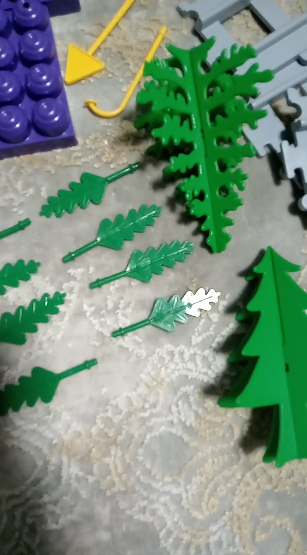 Renkli Lego Parçaları ve Tren Rayları - Görsel 4