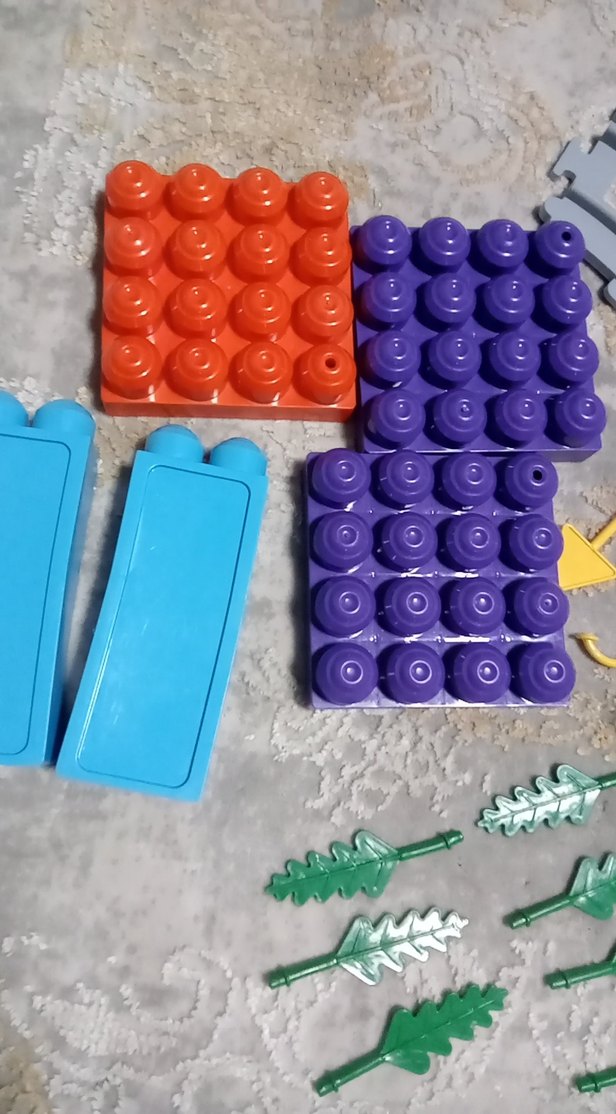 Renkli Lego Parçaları ve Tren Rayları - Görsel 5