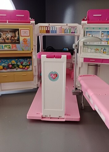 Barbie Barbie'nin ambulansı (sevimli köpekler hediye)