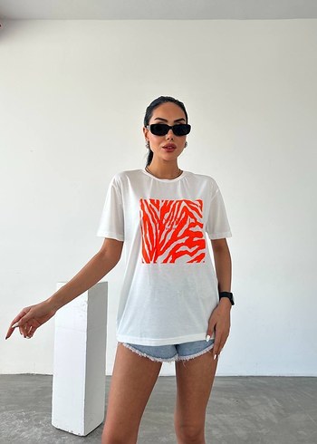 Beyaz Oversize Zebra Desenli Kadın Tişört