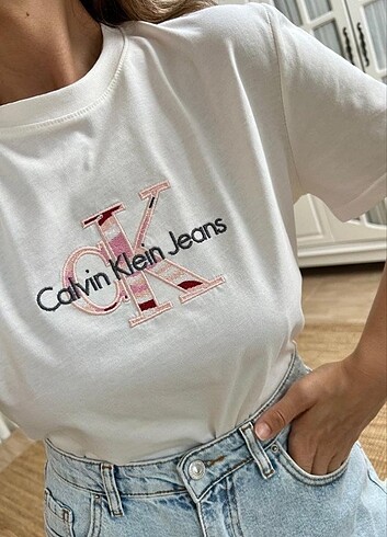 C.K BEYAZ T-SHİRT