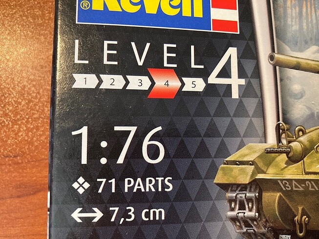  Revell M24 Chaffee Maket Tank