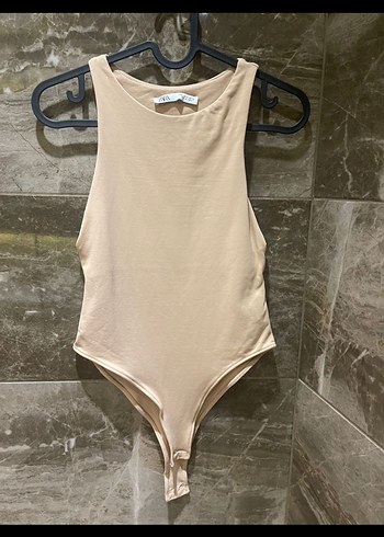 Bej Yüksek Yakalı Kolsuz Body