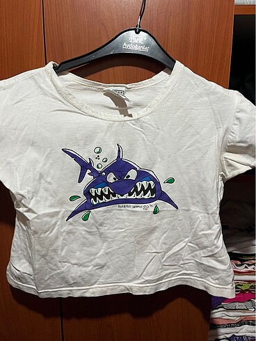 köpek balığı desenli tshirt