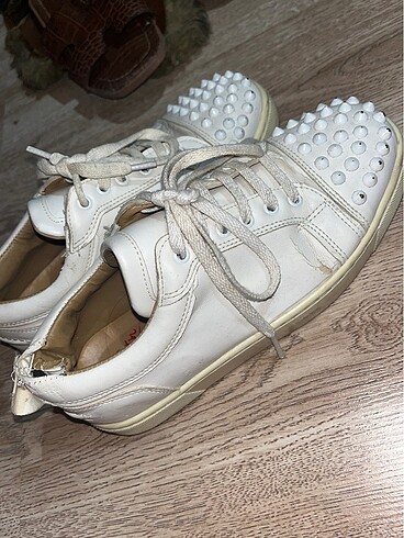 Christian Louboutin louboutin ayakkbı 37 numara defoları gözüküyor