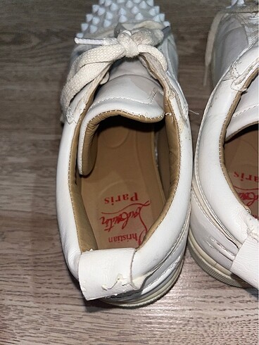 37 Beden beyaz Renk louboutin ayakkbı 37 numara defoları gözüküyor