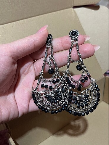 Beden siyah sallantılı küpe