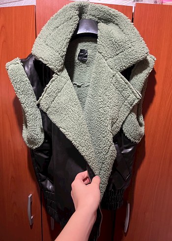 Kürk Detaylı Siyah Deri Kolsuz Mini Ceket - Görsel 4