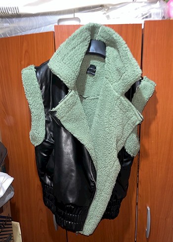 Kürk Detaylı Siyah Deri Kolsuz Mini Ceket - Görsel 2