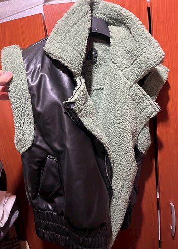 Kürk Detaylı Siyah Deri Kolsuz Mini Ceket - Görsel 3