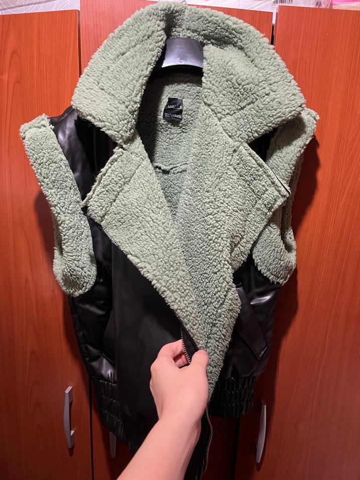 Kürk Detaylı Siyah Deri Kolsuz Mini Ceket - Görsel 4