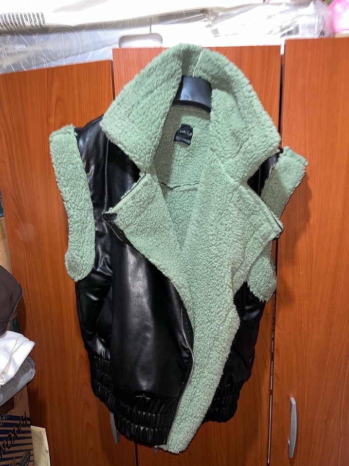 Kürk Detaylı Siyah Deri Kolsuz Mini Ceket - Görsel 2