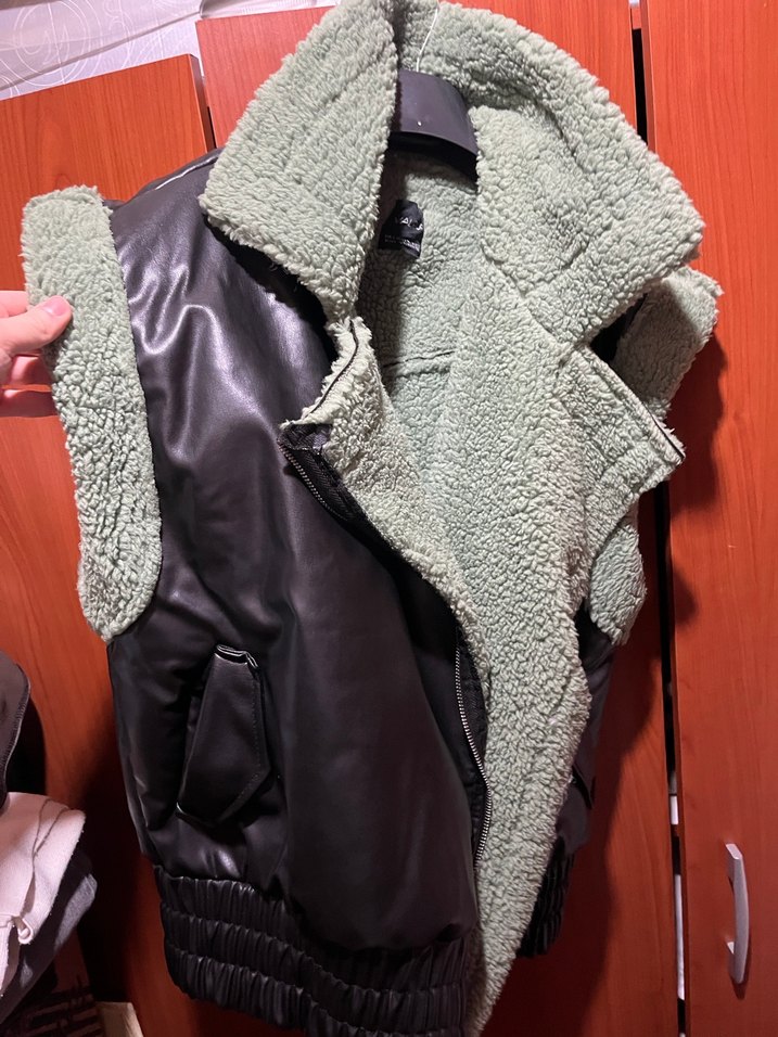 Kürk Detaylı Siyah Deri Kolsuz Mini Ceket - Görsel 3