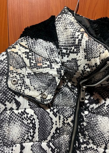 Yılan Desenli Suni Kürklü Kadın Kışlık Mont - Görsel 3