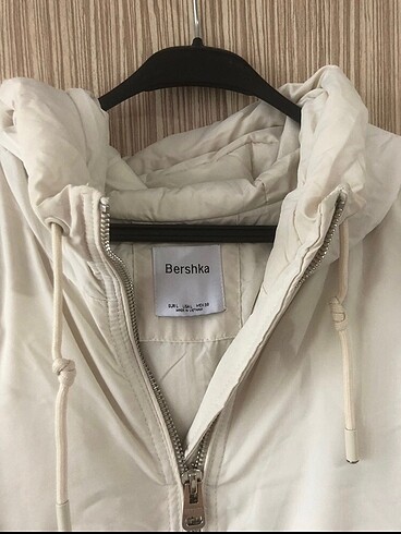 l Beden beyaz Renk Bershka sişme kapüşonlu mont