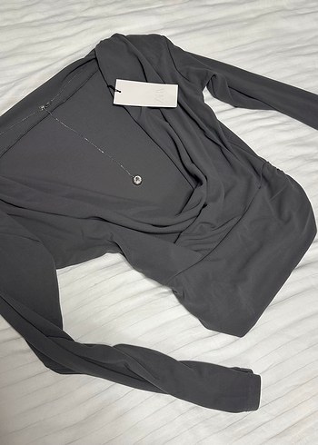 Zara Derin Sirt Detayli Kolyeli Drapeli Uzun Kollu Bluz