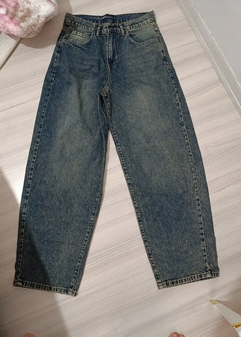 Gri tonlu rahat kesim kadın kot pantolon
