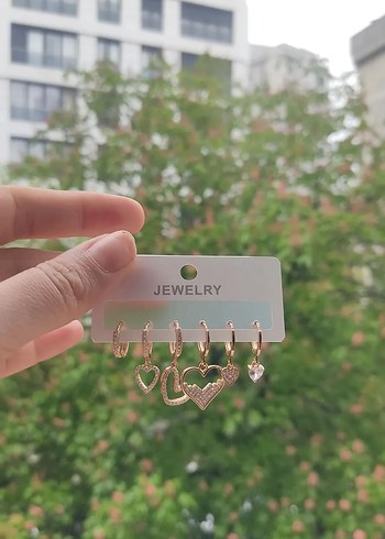 Altın Renkli Mini Pul Detaylı Küpe Seti