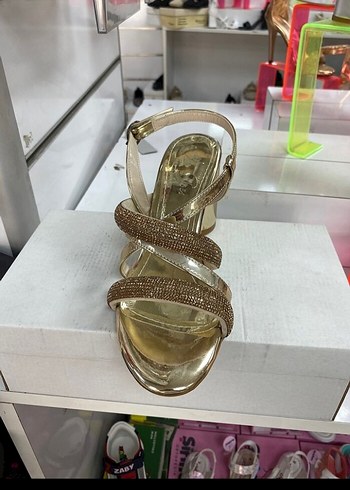 Altın Renkli Dolgu Topuklu Kadın Abiye Ayakkabı