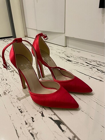 Kırmızı stiletto