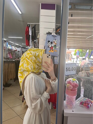 Armine Belli İpek eşarp