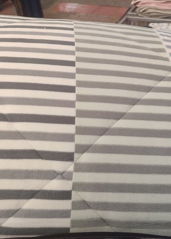 Merinos Gri Çizgili peluş yorgan - Görsel 3