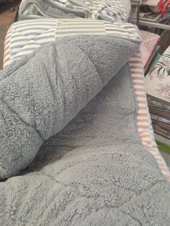 Merinos Gri Çizgili peluş yorgan - Görsel 4