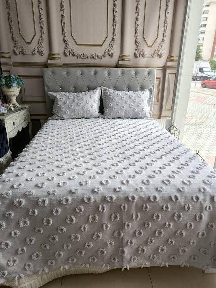 Nakışlı Beyaz Yatak Örtüsü - Görsel 3