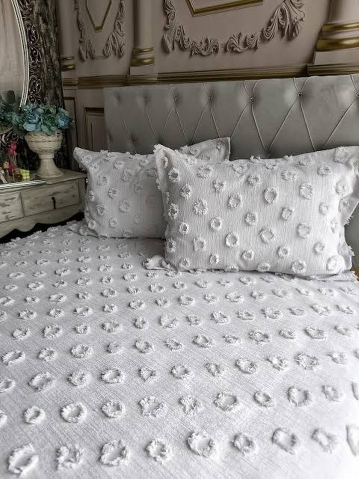 Nakışlı Beyaz Yatak Örtüsü - Görsel 2