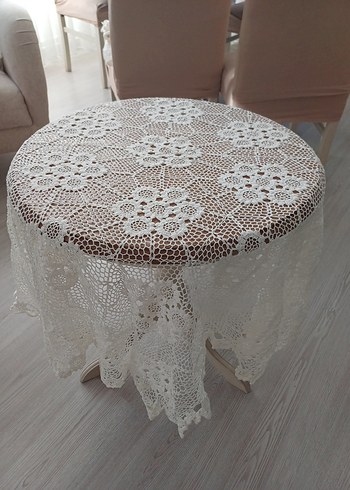 El İşi Dantel Masa Örtüsü