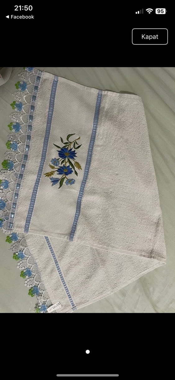 Kırmızı Nakışlı Beyaz Havlu - Görsel 3