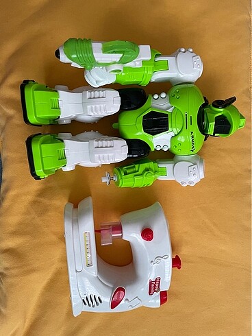 Robot ve dikiş makinesi