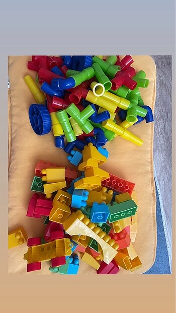 Lego ve renkli borular