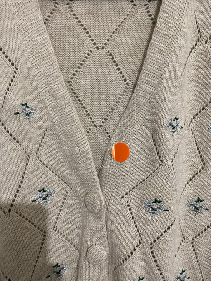 Delikli çiçekli triko kısa hırka - Görsel 2