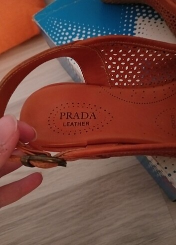 Prada HAKİKİ DERİ KAHVERENGİ DOLGU TOPUK AYAKKABI