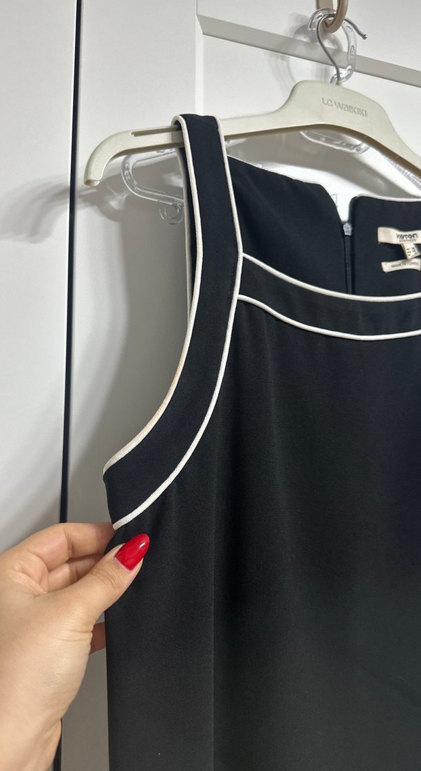 Siyah Mini Yüksek Yakalı Kolsuz Elbise - Görsel 3