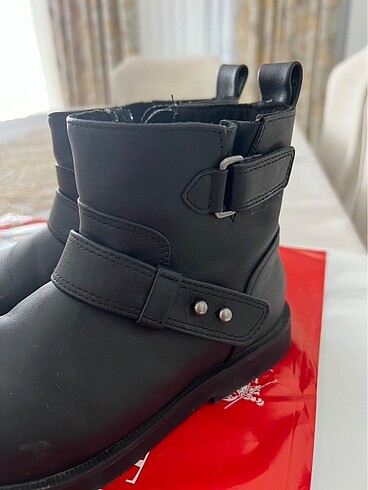 27 Beden siyah Renk Zara kız çocuk bot