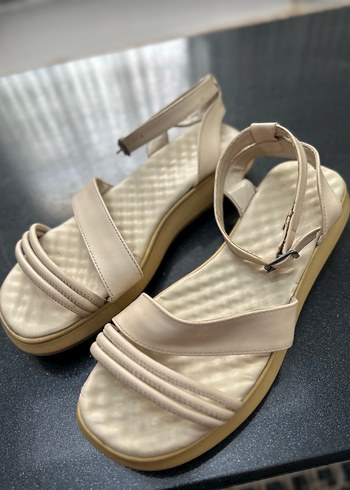 Diğer Bej Kadın Dolgu Topuklu Pliseli Sandalet