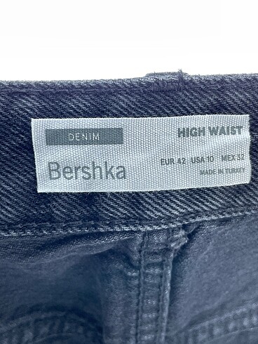 42 Beden siyah Renk Bershka Mini Şort %70 İndirimli.