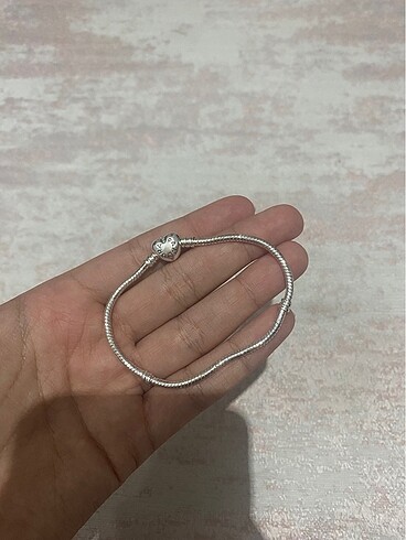 Beden beyaz Renk PANDORA KALPLİ BİLEKLİK????
